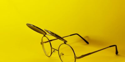W jaki sposób przyciemnić okulary korekcyjne?